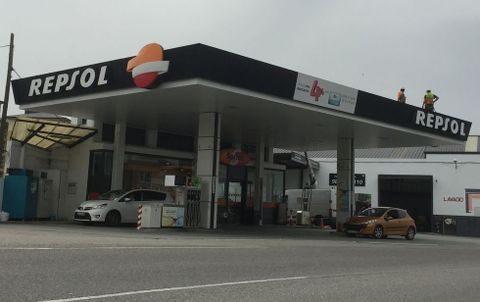 La gasolinera de Repsol en el casco urbano de Ribadeo, una donde se podr�n aplicar los descuentos. 