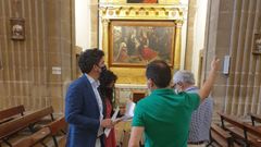 Javier Arias (a la izquierda) ante el retablo de la Adoraci�n de los Reyes, una de las piezas que ser�n restauradas