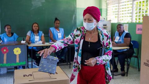  Un mujer votando hace unos d�as durante las elecciones municipales en Santo Domingo.