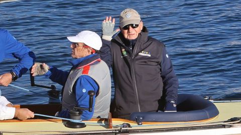 El rey emrito saluda a bordo del Bribn al lado de su inseparable amigo y anfitrin, Pedro Campos, en una de las salidas al mar en su ltima estancia en Sanxenxo.