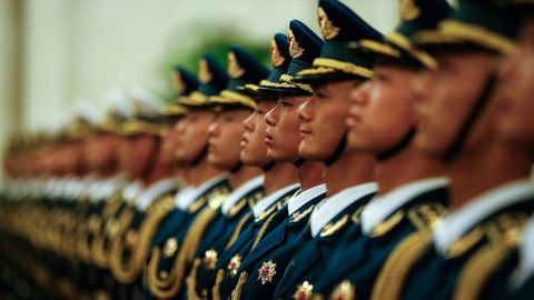 Soldados del Eje�rcito chino se preparan para la visita del presidente de Camer�n