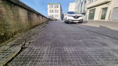 Los da�os en la acera junto al muro de Cidade de Viveiro son evidentes
