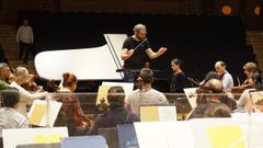 Alexandra Dovgan, pianista rusa de 13 a�os, en uno de los ensayos con la OSG y el maestro Dima Slobodeniouk