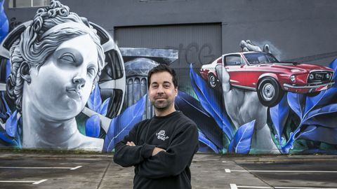 Pablo Casti�eira, de Vella Escola, con un mural hecho en Noia