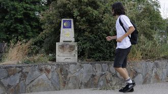 Cami&ntilde;o Ingl&eacute;s no entorno da igrexa de Almeiras.
