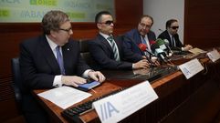 Responsables de Abanca y la ONCE presentando la aplicaci�n. 