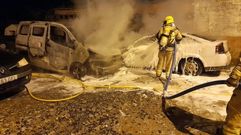 Los bomberos de Ferrol durante el operativo de extinci�n en la madrugada de este viernes.