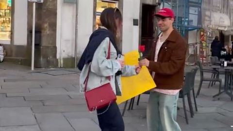Los miembros de AWY se situaron estratégicamente en el cruce de Porta Faxeira. Quien aceptase la rosa que ofrecía Adri se llevaba de regalo el estribillo de su última canción interpretado en directo.