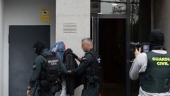 Imagen de una de las personas arrestadas este pasado s�bado en un piso de la r�a Mah�n de Carballo.