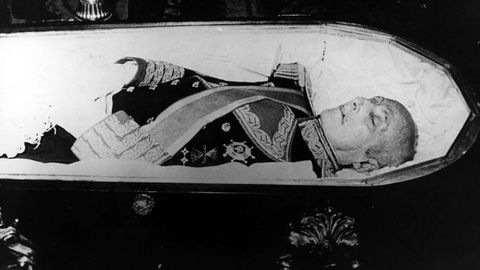 El cuerpo del dictador, durante la capilla ardiente celebrada en el Palacio de Oriente