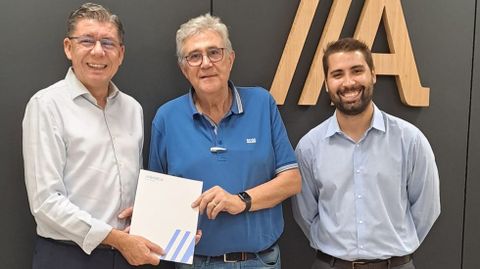 El coordinador de Banca Institucional de Abanca en Ourense, Mateo Alonso San Román; el alcalde de Leiro, José Fernández Pérez y el director de la oficina de Abanca en Leiro, Miguel Madriñán Camba.