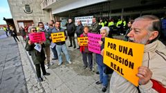 Imagen de archivo en una concentraci�n sobre la gesti�n del cheque social