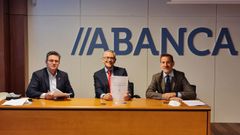De izquierda a derecha: el director de zona de Abanca en Vigo Centro, Luis Mart�n Blanco; el presidente de la Cooperativa de Armadores de Pesca do Porto de Vigo, Francisco Javier Touza, y el director de Abanca-Mar, Javier Fraga.