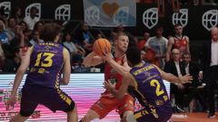 Paul Jorgensen maneja el bal�n durante el partido.