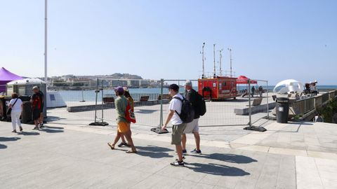 Ambiente previo al eclipse en el paseo mar�timo de A Coru�a
