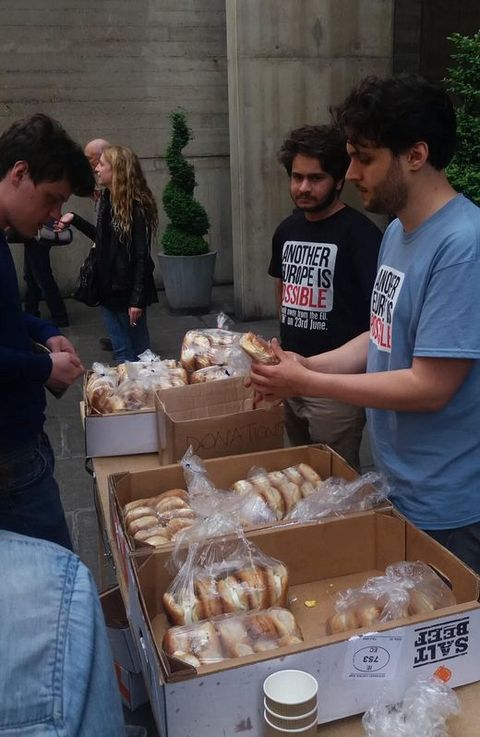 Duarte Romero reparte bocadillos a la hora de comer a los asistentes a un acto de campa�a que dur� todo el d�a.