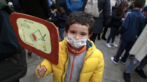 Un nio con un cartel que dice adis al coronavirus en el acto central del Xoves de Comadres en Monforte