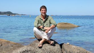 El actor Manu Baqueiro en la playa de As Pipas (O Grove).