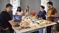 Alumnos participando en un taller de cuero en las jornadas en Allariz