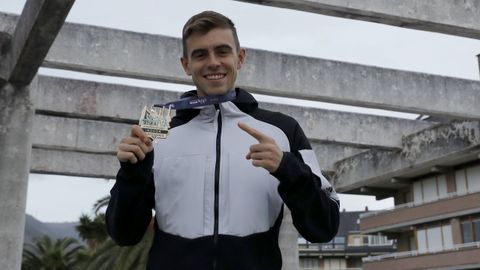 Adri&aacute;n Ben posa en el paseo mar&iacute;timo de Covas con la medalla de campe&oacute;n de Europa de 800 metros en pista cubierta que logr&oacute; en Turqu&iacute;a