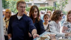 El presidente del Partido Popular, Alberto N��ez Feijoo, en la Feria del Libro de Madrid junto a su pareja, Eva C�rdenas.