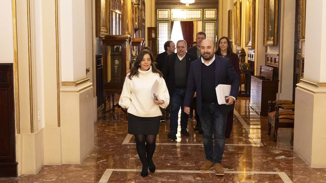 La alcaldesa y los concejales del gobierno local entrando al pleno de este jueves