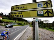 Se�ales colocadas en la carretera de Mera a Cari�o.