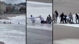 Rescate de una mujer en la playa de Riazor con una cadena humana