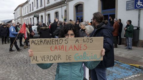 Una de las asistentes a la concentración que se celebró en Monforte, con el cartel que llevaba para reclamar la vuelta del tren nocturno entre Galicia y Cataluña