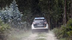 Foto de archivo de un coche de la Guardia Civil circulando por una pista forestal
