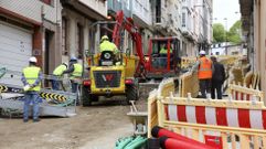 Operarios trabajando en la reurbanizaci�n de un tramo de la calle Rubalcava, en una foto tomada la pasada semana.