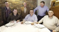 Suso, Ricardo, Pepe, Santi, Atilano y Nito posan sentados en el restaurante A la brasa de la calle Juan Fl�rez. 