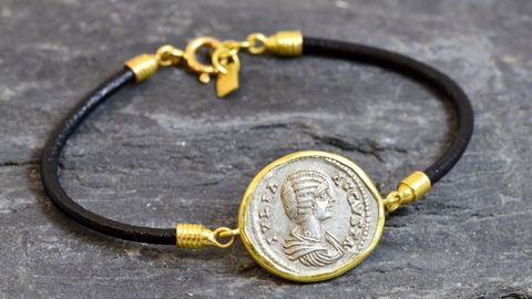 Pulsera de oro y cuero con una moneda romana, con efigie de Julia Domna, del 200 d. C.