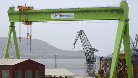 Desde la ventana. Centra la vista la ría de Ferrol  enmarcada por la grúa pórtico, ahora pintada de verde para simbolizar el compromiso de Navantia con las energías renovables