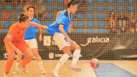Laura Barranco agarra a Emilly en el partido de la primera jornada ante el Melilla.