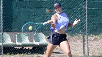 J&eacute;ssica Bouzas, la semana pasada durante su &uacute;ltimo entrenamiento en las pistas del Club de Tenis O Rial de Vilagarc&iacute;a antes de partir hacia Toronto.