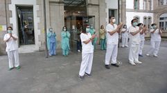 Sanitarios del Hospital Provincial de Pontevedra, en una imagen de archivo, agradecen con aplausos el apoyo de los vecinos
