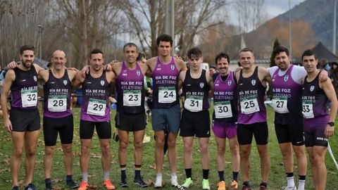 Equipo absoluto del CCA Atletismo Ra de Foz que competir este domingo en Atapuerca (Burgos) en el Campeonato de Espaa de cros