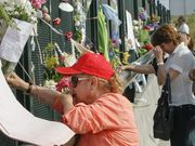Familiares de v�ctimas, en Angrois, un a�o despu�s del siniestro. 