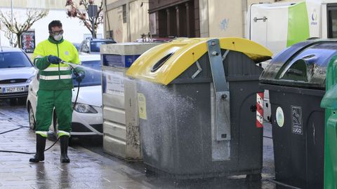 Limpieza de las calles de Lugo y de los contenedores con hipoclorito de sodio-leja