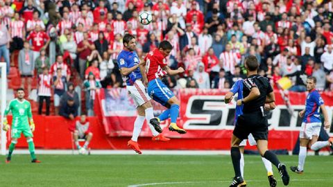 Verds disputa un baln con Stefan en el Sporting-Oviedo