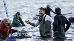 El cocinero Paco Roncero comparti� jornada de trabajo con las mariscadoras noiesas