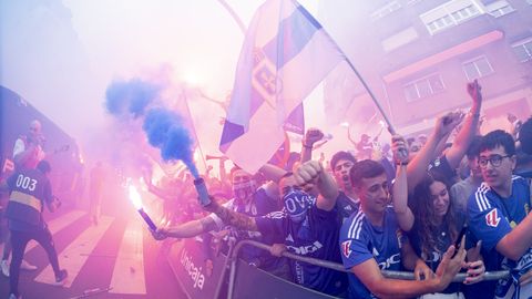 As� fue el emocionante recibimiento al autob�s del Real Oviedo antes del choque ante el Mirand�s