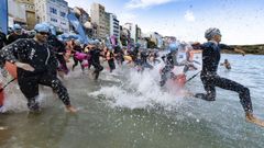 La espectacular 16.� edici�n de la traves�a a nado de Malpica, en im�genes