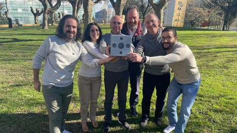 Investigadores que participan en el proyecto, con un prototipo de los bloques que quieren fabricar para formar arrefices verdes artificiales