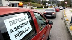 Caravana de coches organizada por la plataforma en defensa de la sanidad pblica de O Condado