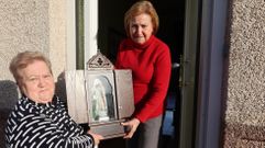 Mercedes entrega a Encarnita la capilla de la Virgen de F&aacute;tima en Praia Xard&iacute;n