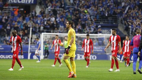 Los futbolistas del Sporting se retiran a vestuarios en el descanso