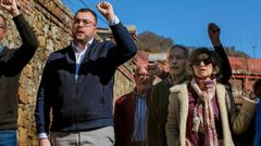El presidente del Principado, Adri�n Barb�n (i), la exministra de Sanidad, Mar�a Luisa Carcedo y el presidente de honor de los socialistas asturianos, Pablo Garc�a (2d), entre otros, durante el tradicional homenaje a Manuel Llaneza fundador de la SOMA-UGT en el cementerio civil de Mieres