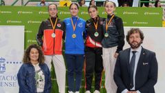 La joven karateca, de azul claro.